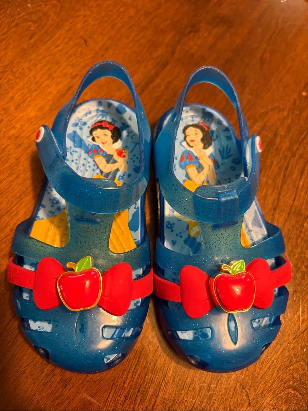 Snow White Crocs Sandals Toddler 7